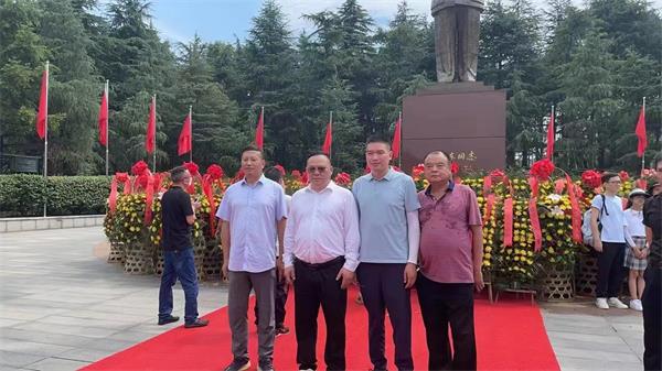 董事長周剛陪同客戶參觀湖南長沙毛主席紀(jì)念館。